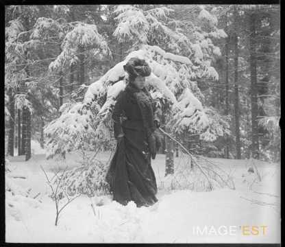 Femme dans une forêt enneigée (Meurthe-et-Moselle ?)
